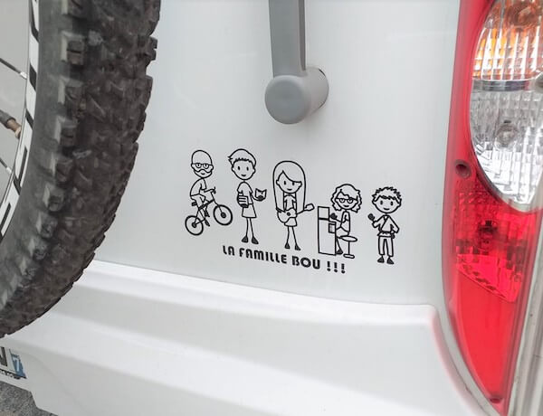 Crée un autocollant unique, à l'image de ta famille et colle le sur ta voiture !
