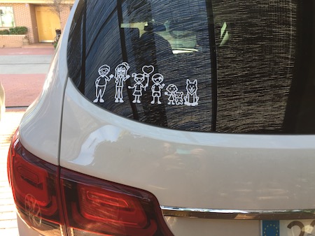 Les stickers famille voiture ont l’air très bien sur cette nouvelle marque de voiture